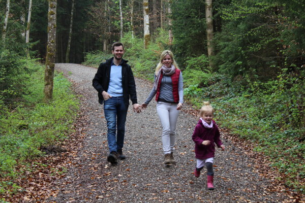 Familie im Wald