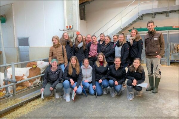 Gruppenbild der Studierenden des Abschlussjahrgangs 2023 der Fachakademie im Kuhstall.