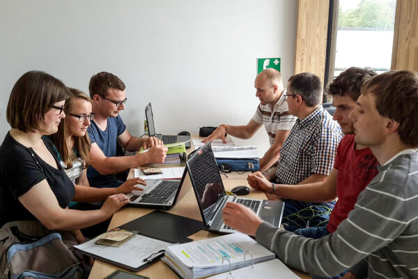 Studierende arbeiten mit Notebooks im Klassenzimmer