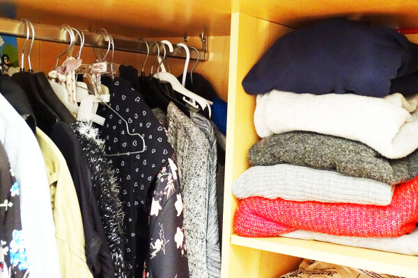 Gefüllter hölzerner Kleiderschrank