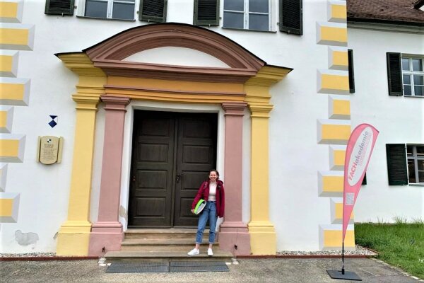 Botschafterin Annika vor den Eingangstoren der Fachakademie.