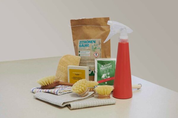 Ein Stillleben mit verschiedenen Reinigungsutensilien und -mitteln