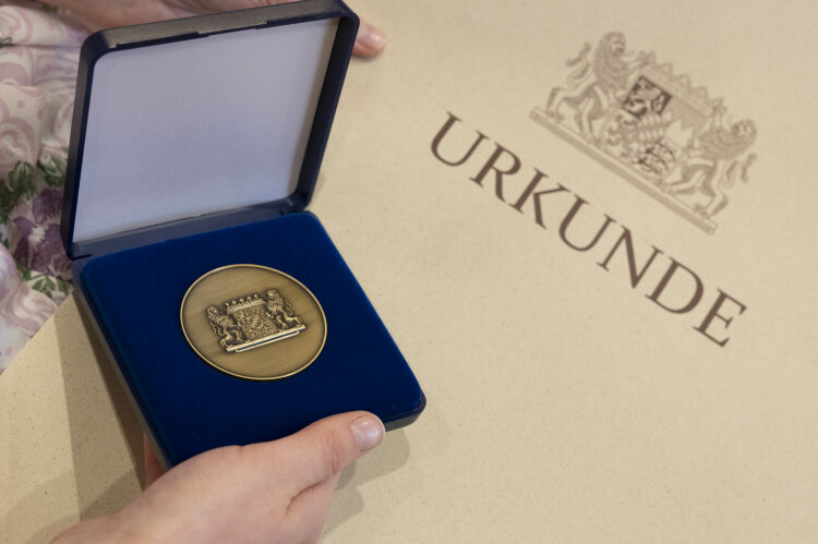 Meisterurkunde mit Medaille