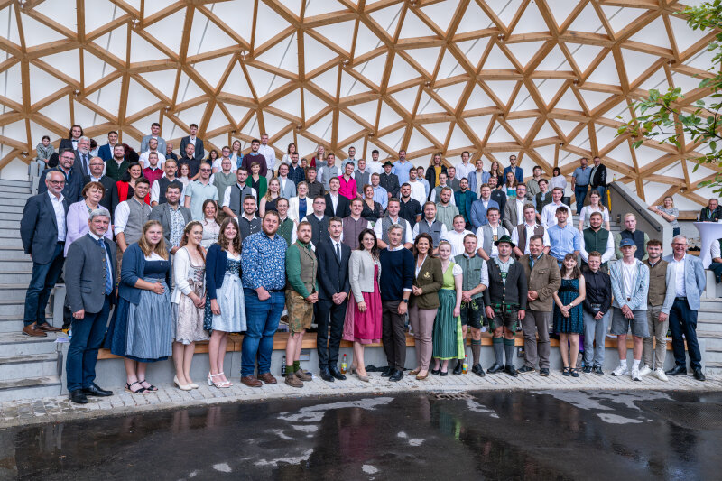 Gruppenbild von Absolventinnen und Absolventen mit Landwirtschaftsministerin Kaniber