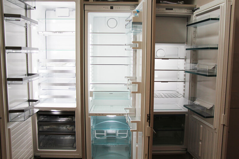 Drei geöffnete Kühlschränke nebeneinander