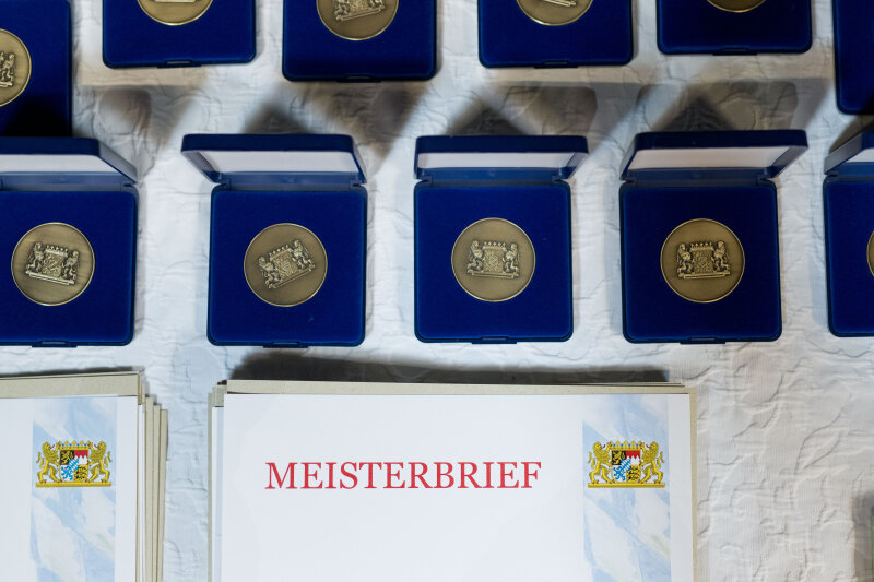 Medaillen auf einem Tisch