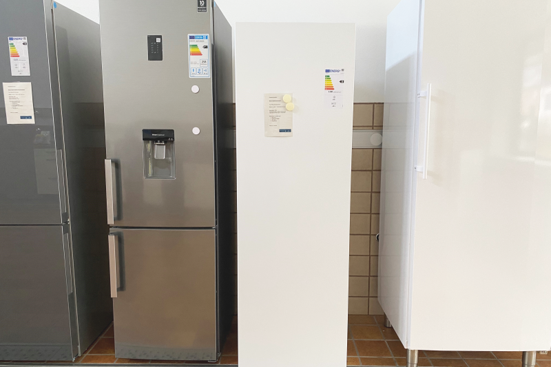 Gefrier- und Kühlgeräte in einem Ausstellungsraum