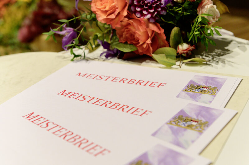 Meisterbriefe mit Blumendekoration