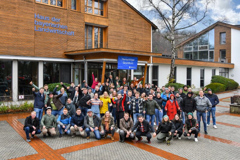 Gruppenbild des 129. Herrschinger Grundkurses vor dem Haus der bayerischen Landwirtschaft in Herrsching