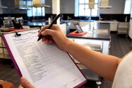 Qualitätsmanagement-Handbuch wird ausgefüllt