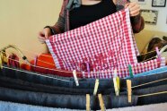 Wäsche wird Klammern am Wäschegestell aufgehängt