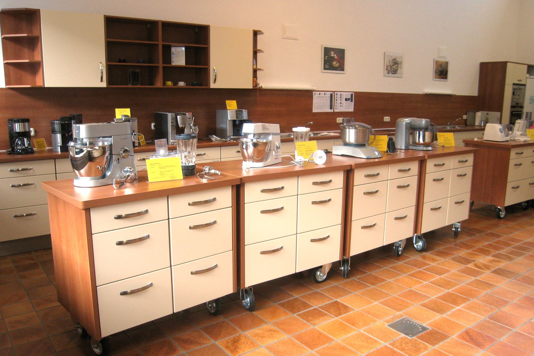 Verschiedene Küchenmaschinen in einem Ausstellungsraum
