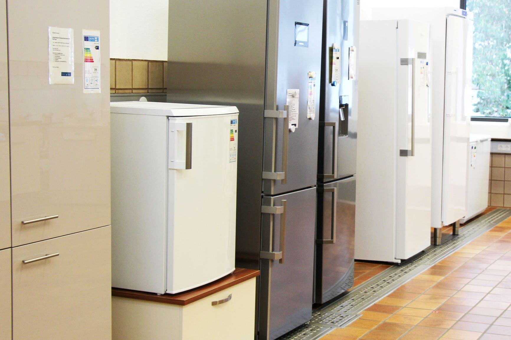 Kühlschranke in einem Ausstellungsraum der Abteilung Haushaltstechnik und Textil