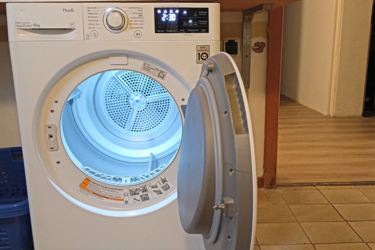 Wärmepumpentrockner mit geöffneter Tür
