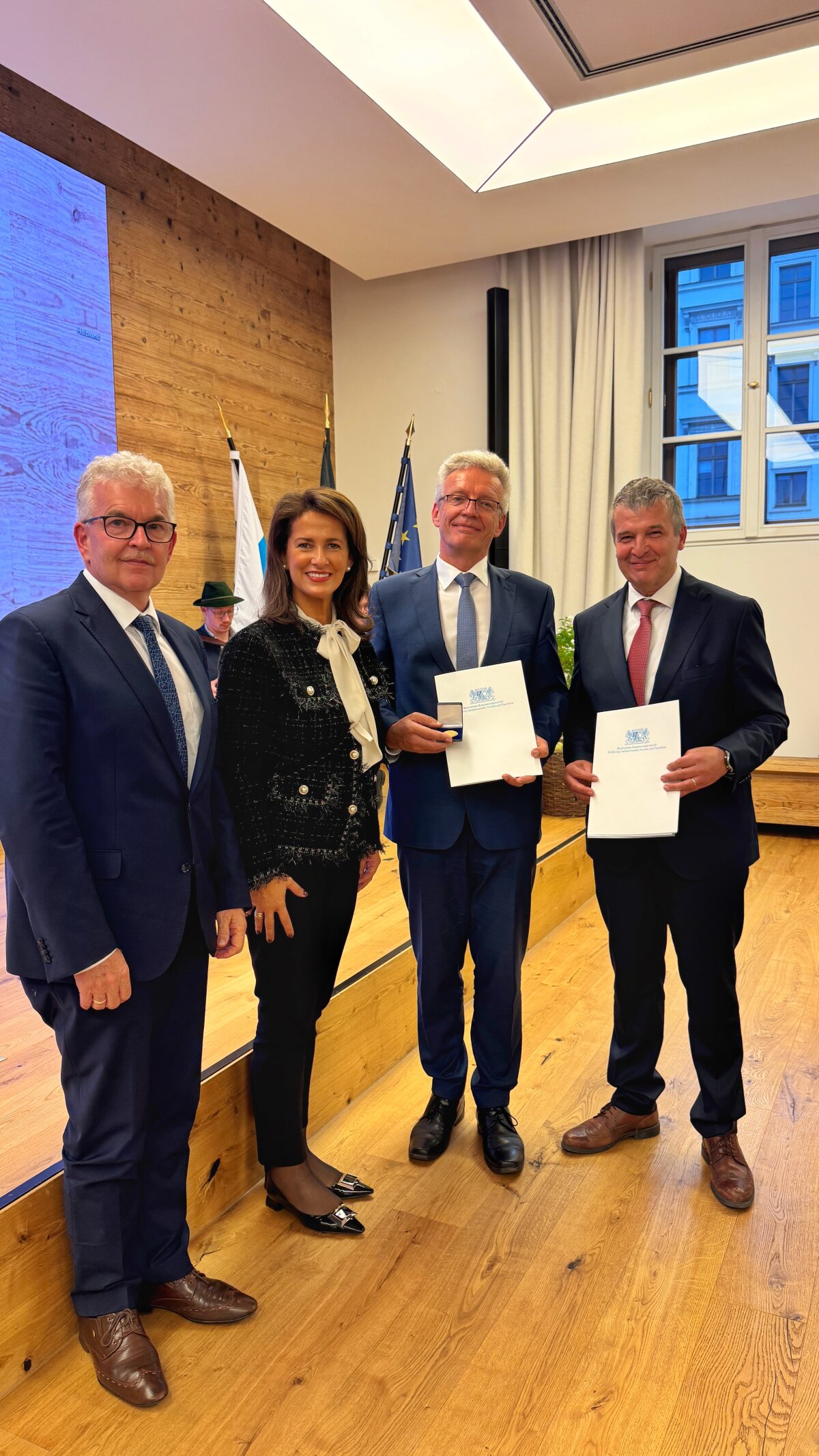 Das Bild zeigt Staatsministerin Michaela Kaniber gemeinsam mit (v.l.) Amtschef Hubert Bittlmayer, Ministerialdirigent Konrad Schmid sowie dessen Nachfolger Anton Hübl, leitender Ministerialrat