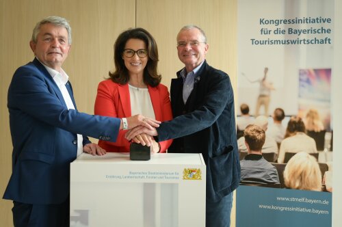 Das Bild zeigt Tourismusministerin Michaela Kaniber gemeinsam mit Bertram Brossardt (links, Hauptgeschäftsführer vbw Bayern) und Wolfgang Kerkhoff (Eurokongress GmbH) im Juli letzten Jahres beim Startschuss zum Online-Portal für Förderanträge im Rahmen der Kongressinitiative.