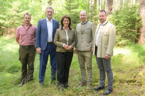 Das Bild zeigt Forstministerin Michaela Kaniber gemeinsam mit Privatwaldbesitzer Michael Lechner (1.v.l.), Günther Felßner (2.v.l., Präsident Bayerischer Bauernverband), Alexander Stärker (4.v.l., 1. Vorsitzender Familienbetriebe Land & Forst) sowie Bernhard Breitsameter (5.v.l., Präsident Bayerischer Waldbesitzerverband) im Rahmen der Veranstaltung zur neuen Waldbauförderrichtlinie.