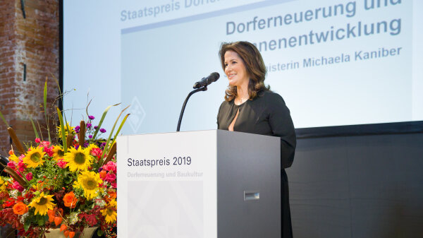 Ministerin am Rednerpult