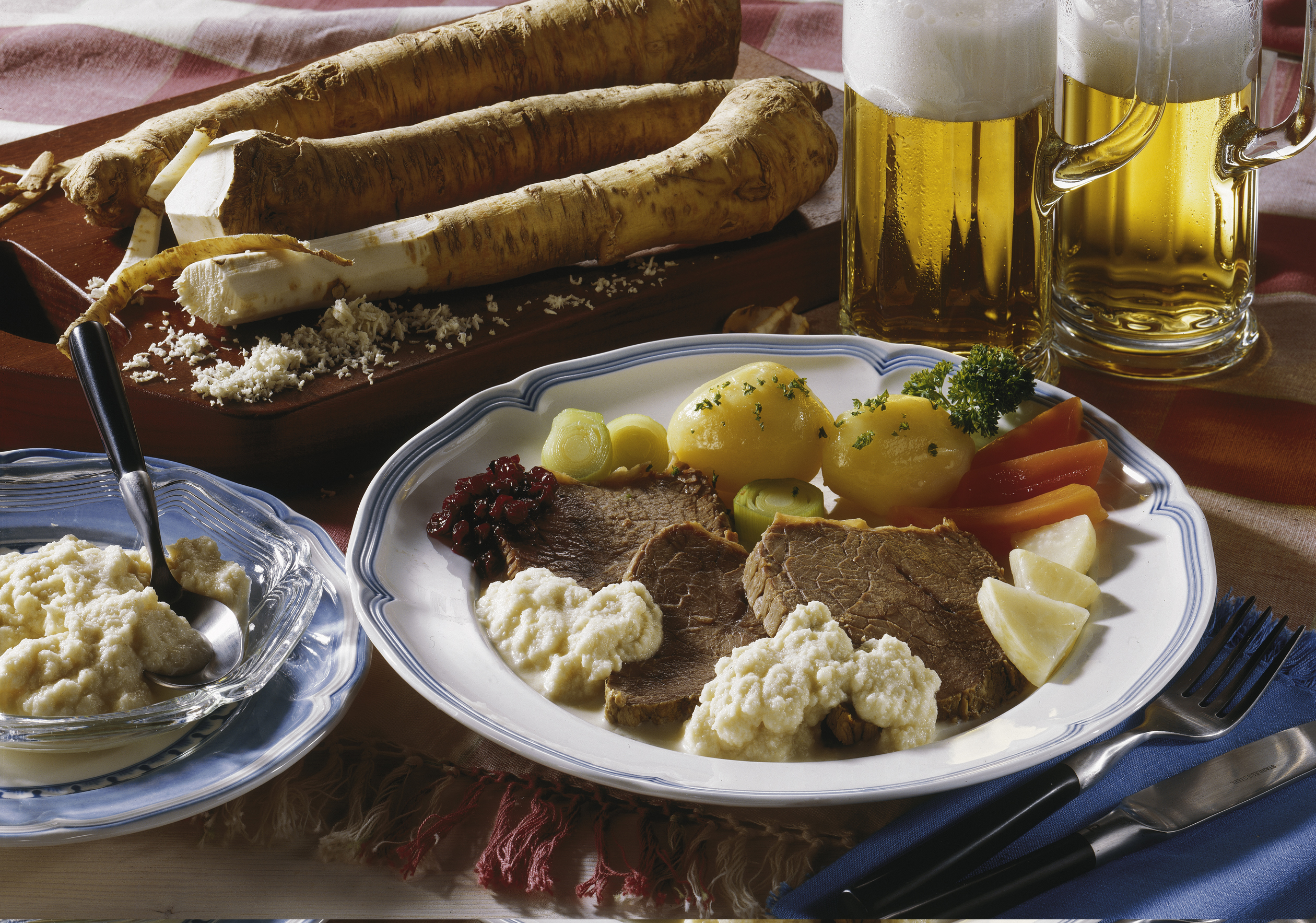 Rindfleisch, serviert mit Meerrettich, Gemüse und Kartoffeln.