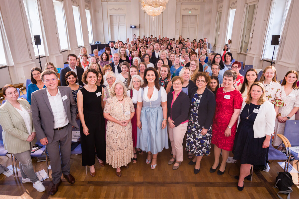 Gruppenbild bei der Urkundenverleihung Coaching Kita- und Schulverpflegung