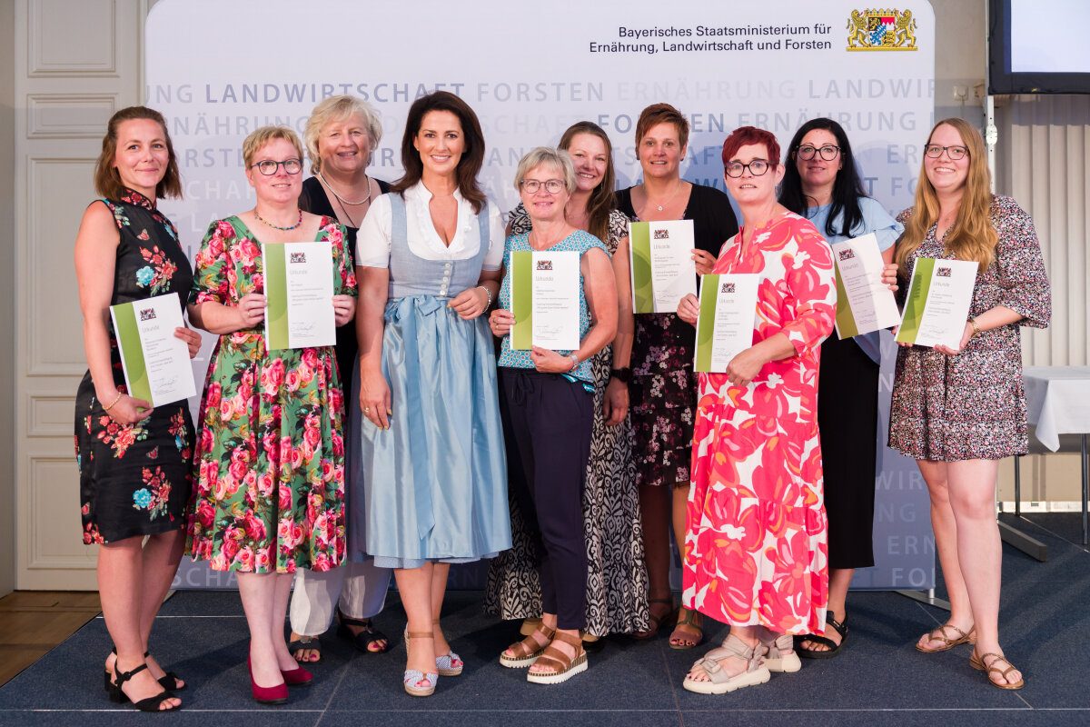 v. l.: Montessori Kinderhaus Mühlenkinder, Marktbreit; Mädchenrealschule Volkach und Hort Volkach; Coach Eva Dümmler; Staatsministerin Michaela Kaniber; Mädchenrealschule Volkach und Hort Volkach; Gwendolin Hammer, ALEF Kitzingen-Würzburg; Kindergarten St. Vitus, Wülfershausen; Caritas Kindertagesstätte St. Michael, Zeil am Main; Katholische Kindertagesstätte "An den Linden", Oberspiesheim; St. Johannis Kindervilla, Elfershausen