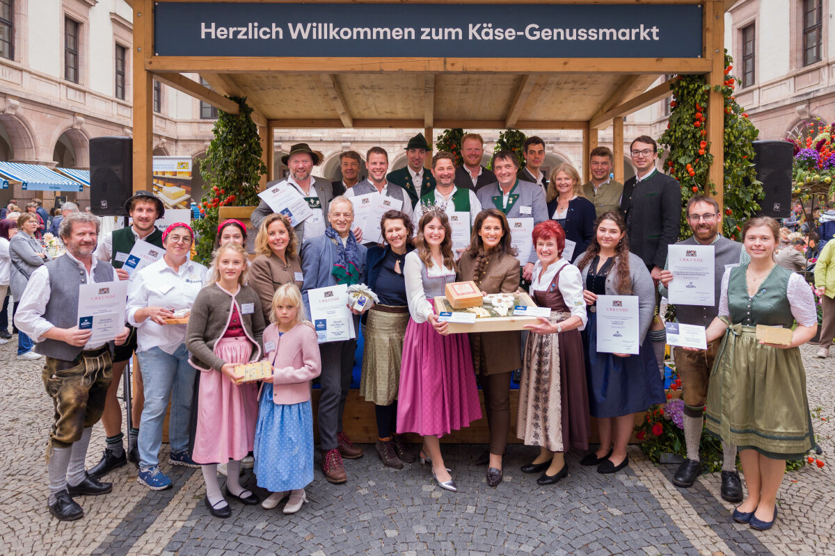 Gruppenfoto mit den Preisträgern des Wettbewerbs "Bayerische Käseschätze 2025".