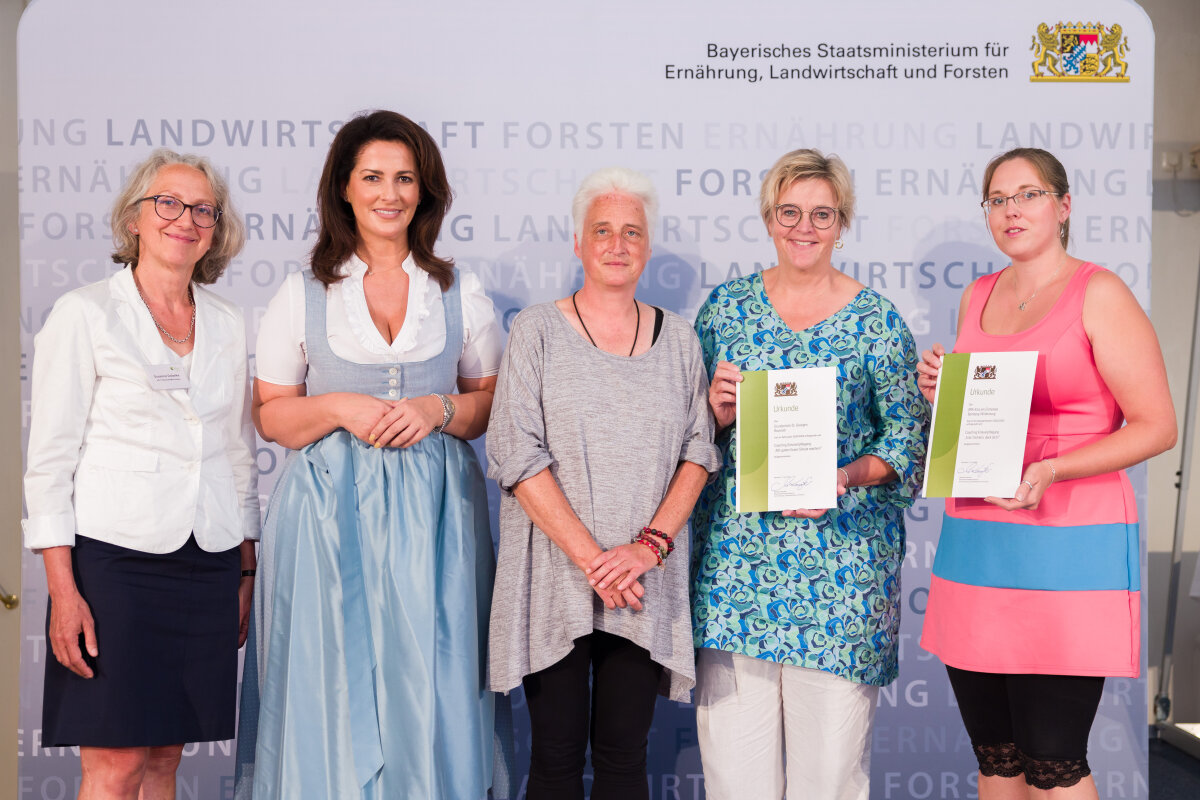 v. l.: Susanne Dobelke, AELF Bayreuth-Münchberg; Staatsministerin Michaela Kaniber; Grundschule St. Georgen, Bayreuth; BRK-Kita am Eichelsee, Bamberg-Wildensorg