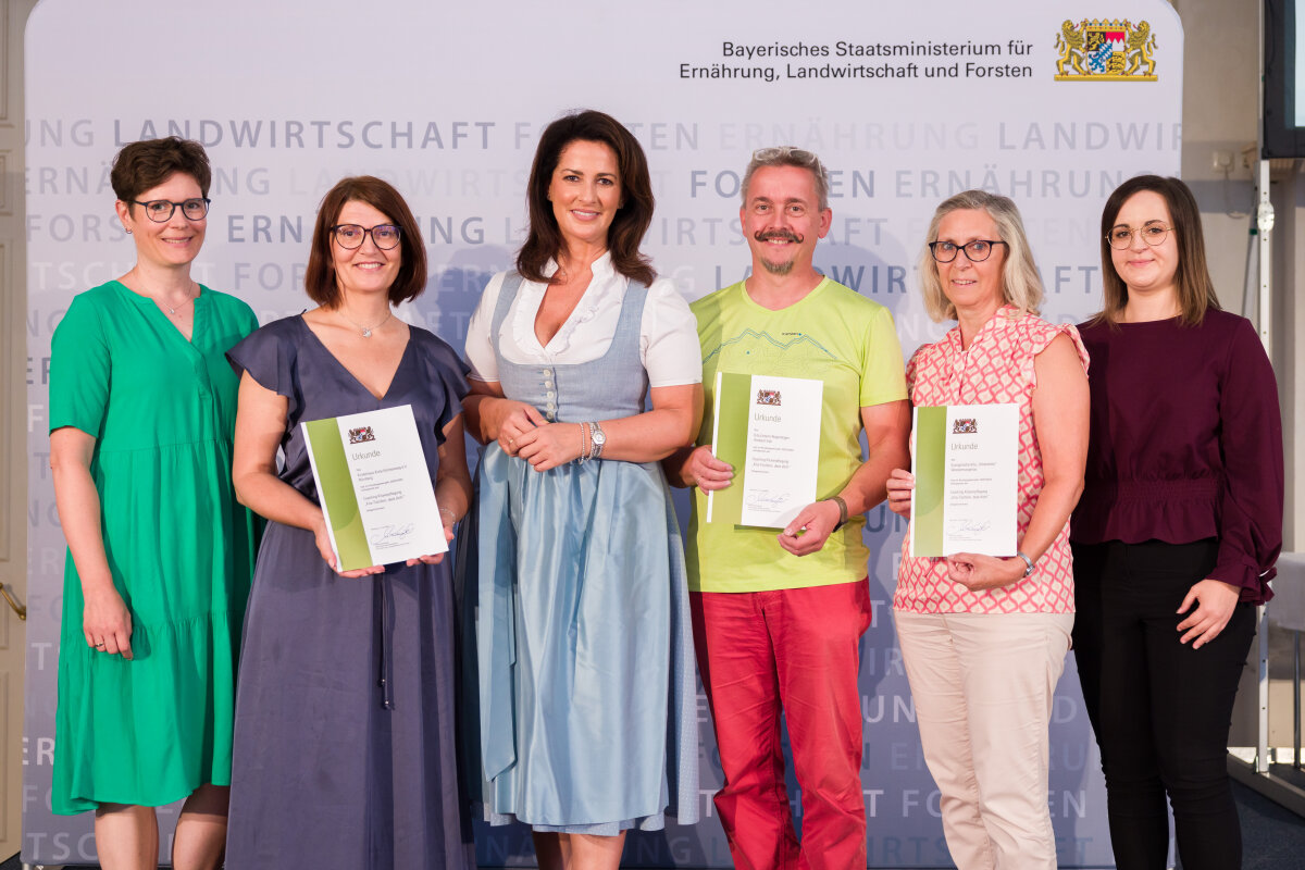 v. l.: Wilma Bröker, AELF Fürth-Uffenheim; Kinderhaus Kiste Kirchenweg e.V., Nürnberg; Staatsministerin Michaela Kaniber; Kita Unterm Regenbogen, Ansbach-Eyb; Evangelische Kita "Schatzkiste" Wassermungenau; Nicole, Wirth, AELF Fürth-Uffenheim