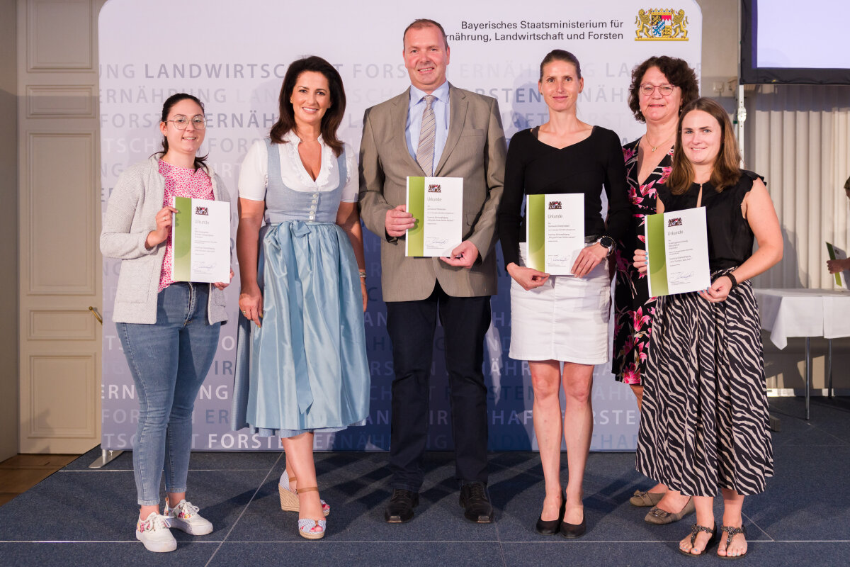 v. l.: BRK Kindergarten Brandler Zwergerlgarten, Ihrlerstein; Staatsministerin Michaela Kaniber; Gymnasium Pfarrkirchen; Gymnasium Untergriesbach; Angela Dreier, AELF Abensberg-Landshut; Kindertageseinrichtung Maria Schutz, Aiterhofen