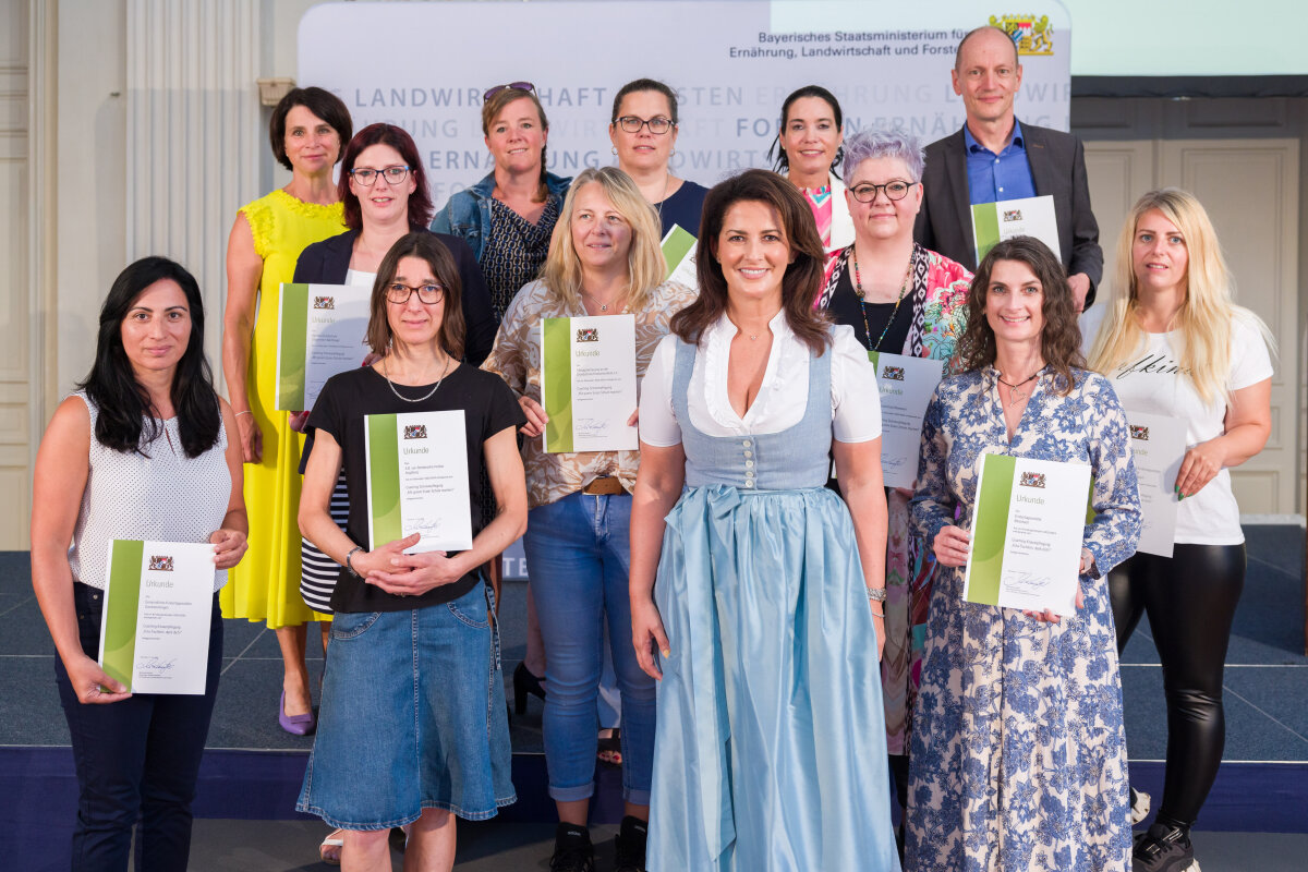 v. l.: Veronique Germscheid, AELF Augsburg; Hanna Kremers, AELF Augsburg; Gymnasium Buchloe; Kindertageseinrichtung Memmingerberg; Gymnasium Füssen; Bachtal-Grundschule Syrgenstein-Bachhagel; Mittagsbetreuung an der Grundschule Klosterlechfeld e.V.; Grundschule Biberbach; Katholische Kindertagesstätte Hand in Hand Markt Rettenbach; Gemeindliche Kindertagesstätte Gundremmingen; A.B. von Stettensche Institut Augsburg, StMin Michaela Kaniber, Kindertagesstätte Biberbach