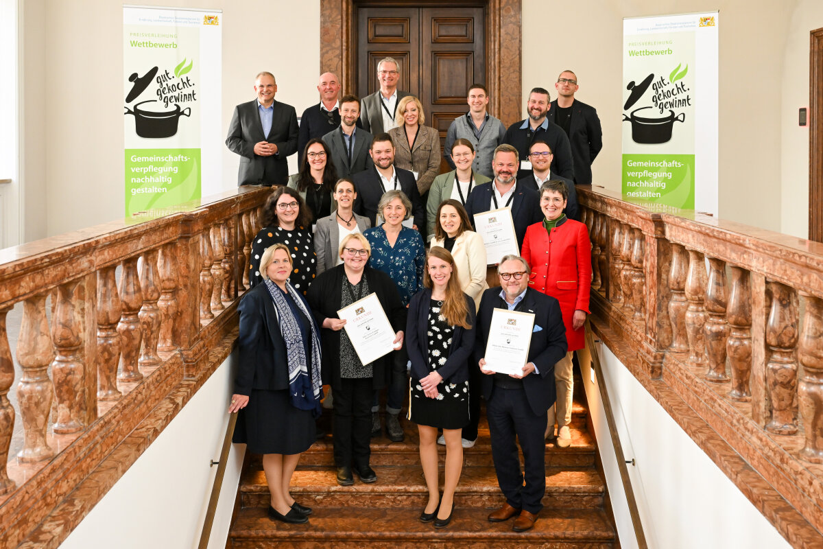 Gruppenfoto mit den Gewinnern des Preises “gut.gekocht.gewinnt” 2024