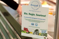 Aufsteller für Heimatteller mit Schrift Bio. Regio. Sowieso!