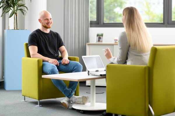 Eine junge Frau interviewt einen jungen Mann