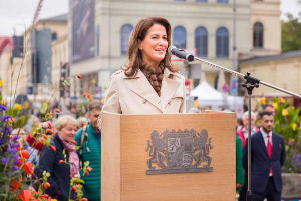 Landwirtschaftsministerin Michaela Kaniber bei der Eröffnungsrede der Bauernmarktmeile.
