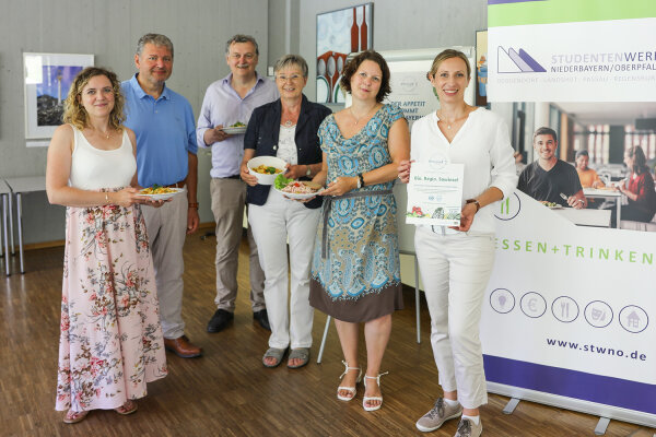 (v. l.) Christina Apel (AELF Regensburg/Schwandorf), Markus Bauer (Produktentwickler, Studentenwerk Niederbayern/Oberpfalz), Helmut Melchner (AELF), Elisabeth Beer (Regierung der Oberpfalz), Anne Wurzbacher (AELF) und Carmen Ebner (Regierung der Oberpfalz)