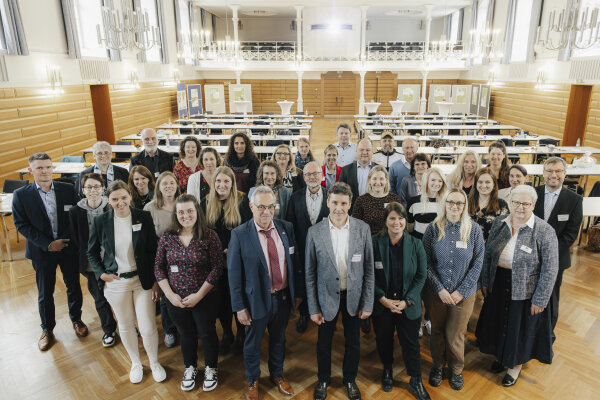 Gruppenbild mit den Teilnehmenden am Austauschtreffen für regionale Lebensmittel