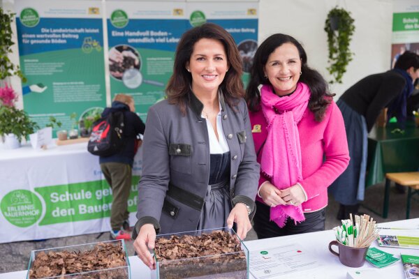 v. l. Staatsministerin Michaela Kaniber, Sieglinde Bittl (StMELF)
