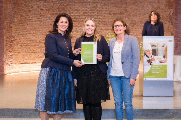 Ministerin Michaela Kaniber, Daniela Harrer (Leitung Internat und Hauswirtschaft), Heike Gruber-Ohr (Küchenleiterin), beide Landesanstalt für Landwirtschaft – Institut für Fischerei Starnberg