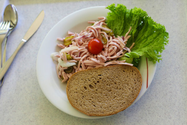 Bayerischer Wurstsalat mit Brot