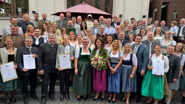 Landwirtschaftsministerin Kaniber mit prämierten Gastronomie- und Festzeltbetreibern