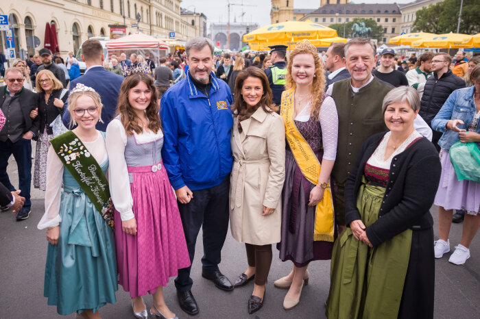Staatministerin Michaela Kaniber mit Minsterpräsident Dr. Markus Söder, Günther Felßner, Präsident Bayerischer Bauernverband, der Kartoffel-Königin, der Milch-Königin und der Honigprinzessin auf der Bauernmarktmeile in München. 