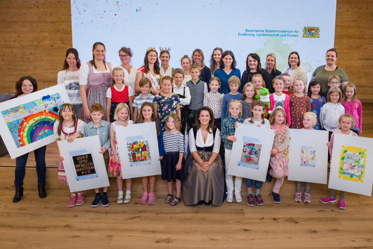Staatsministerin Michaela Kaniber mit den jungen Gewinnerinnen und Gewinnern des Wettbewerbs, deren Erzieherinnen und Lehrerinnen sowie die fränkische Apfelkönigin Leonie Blendel (letzte Reihe, 4.v.li) und Veronika Gschoßmann, Bayerns Milchkönigin (letzte Reihe, 5.v.li)