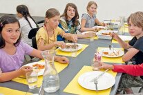 Schulkinder in der Mensa beim Essen