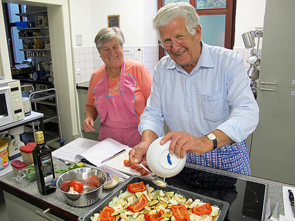 Kursteilnehmer setzen sich mit ihrer Ernährung auch kritisch auseinander, zum Beispiel beim "Kochen mit Herz fürs Herz". Genuss und Gesundheitsförderung sollen beim Essen keine Gegensätze sein.