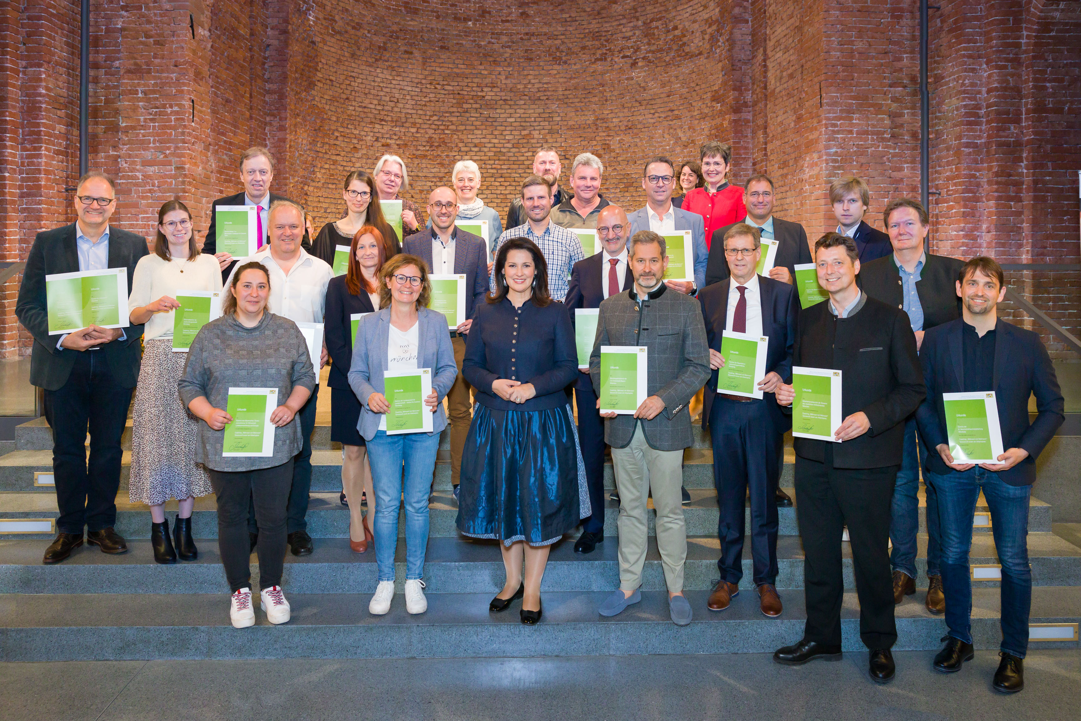 Gruppenbild der Preisträger mit Ministerin Michaela Kaniber