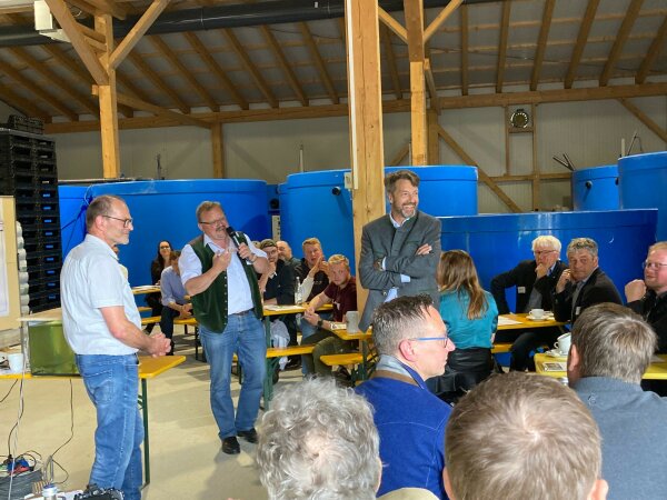 Abschlussdiskussion am Ende der InnoTour in der Lagerhalle.