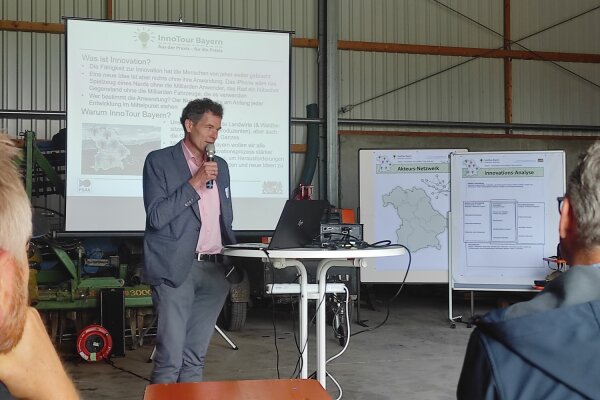 Dr. Wolfram Schaecke, Leiter des Referats Forschung und Innovation am Landwirtschaftsministerium, begrüßt die Teilnehmerinnen und Teilnehmer zum Start der InnoTour Bayern (Fotos: StMELF)