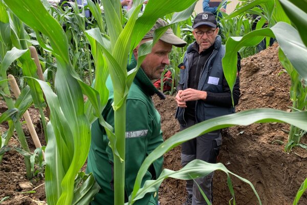 Landwirt Michael Reber (l.) aus Baden-Württemberg (Innovative Landwirtschaft Reber) diskutiert mit Prof. Dr. Bernhard Göbel von der HSWT im Bodenprofil