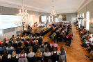 Blick in den Hubertussaal mit allen Absolventinnen an ihren Sitzplätzen