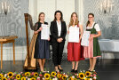 (v. l.) Larissa Lechner, Finning, Staatsministerin Michaela Kaniber; Marina Sofie Bauknecht, Eching; Karin Schmid, Hurlach